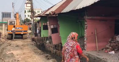 রাস্তার কাজ করতে গিয়ে ঠিকাদার কোম্পানির বিরুধ্যে জনগনের বাড়ি ভাঙ্গার অভিযোগ।